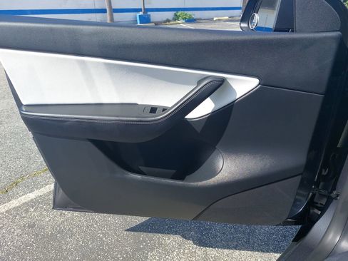 Used 2021 Tesla Model Y Long Range image 27