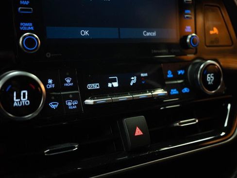 Used 2021 Toyota Highlander LE AWD/4WD image 23