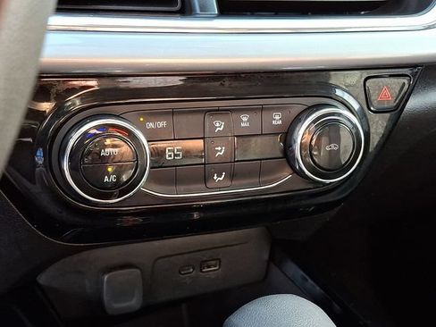 Used 2025 Chevrolet Trax LT FWD image 16