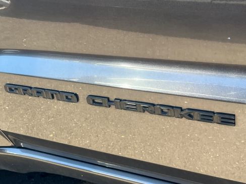 Used 2019 Jeep Grand Cherokee Altitude AWD/4WD image 21