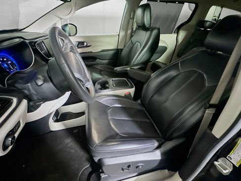 Used 2023 Chrysler Pacifica Touring-L image 13