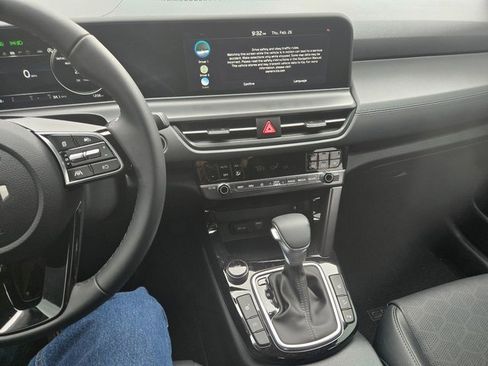 Used 2025 Kia Seltos EX image 2