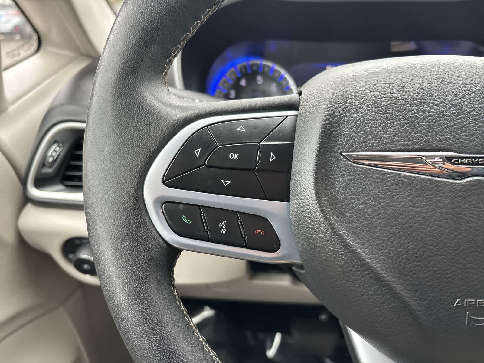 Used 2023 Chrysler Pacifica Touring-L FWD image 13