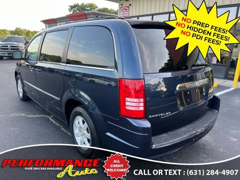 Used 2009 Chrysler Town & Country Touring image 4