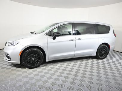 Used 2024 Chrysler Pacifica Touring-L