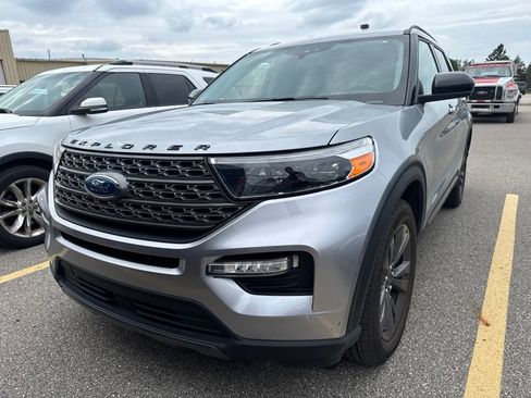 Used 2024 Ford Explorer XLT w/ Equipment Group 202A AWD/4WD image 3