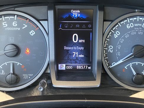 Used 2017 Toyota Tacoma TRD Off-Road w/ Premium & Technology Package AWD/4WD image 5