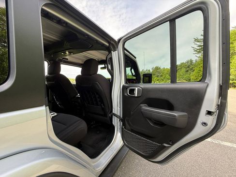 Used 2022 Jeep Wrangler Unlimited Rubicon w/ Dual Top Group AWD/4WD image 42