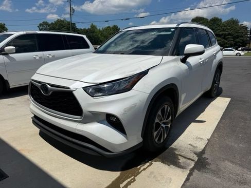 Used 2020 Toyota Highlander XLE FWD image 1