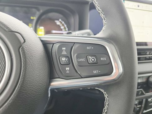 Used 2025 Jeep Wrangler Sahara image 26