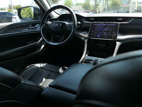 Used 2023 Jeep Grand Cherokee L Limited w/ Luxury Tech Group II RWD image 21
