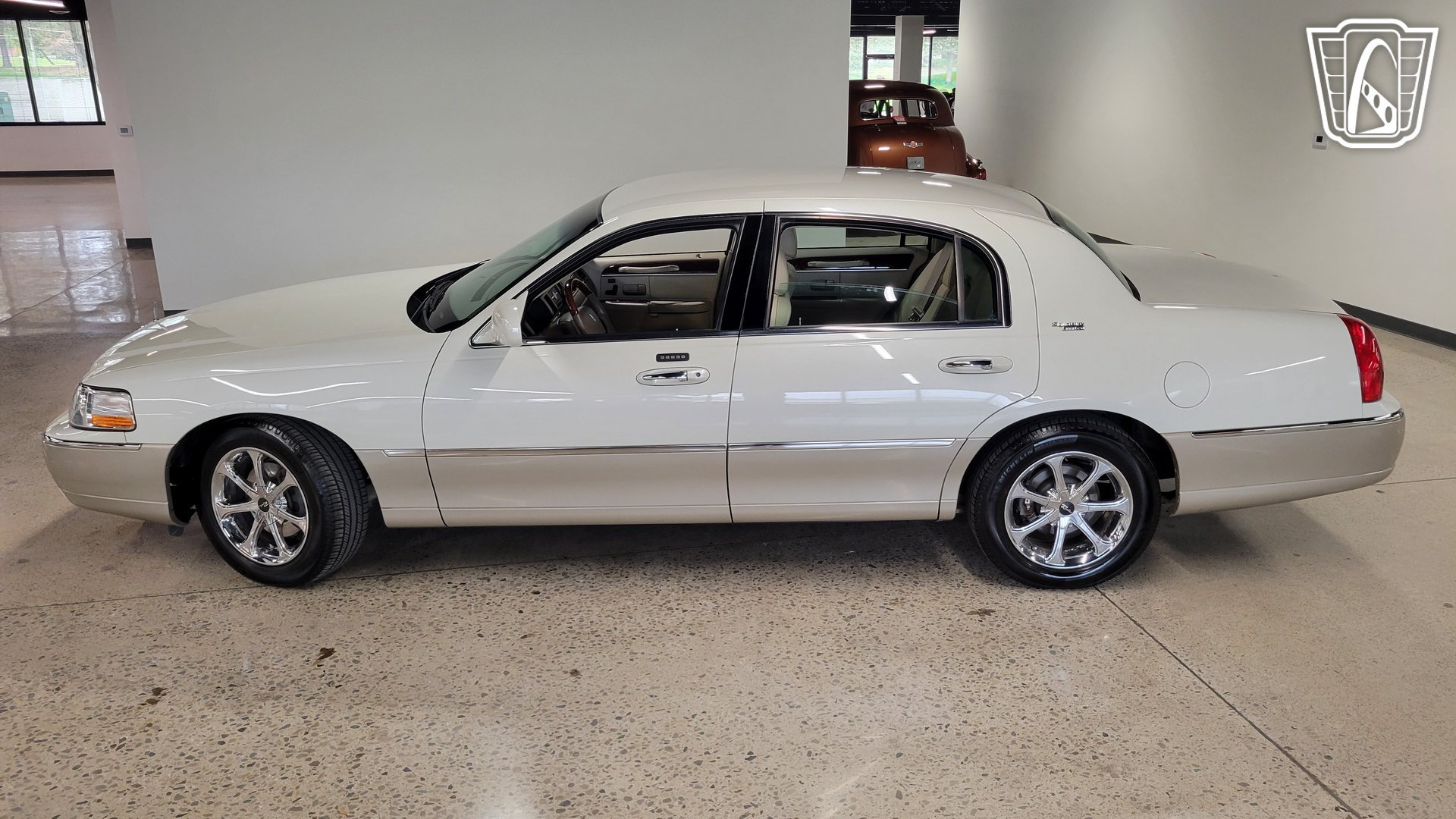 Used 2005 Lincoln Town Car Signature Limited RWD image 22