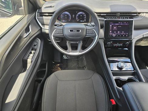 Used 2025 Jeep Grand Cherokee Laredo X AWD/4WD image 30
