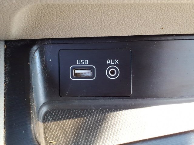 Used 2017 Kia Sedona LX w/ LX Essentials Premium Package FWD image 17