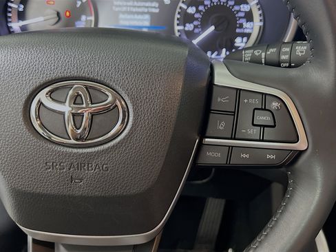 Used 2024 Toyota Highlander XLE FWD image 20