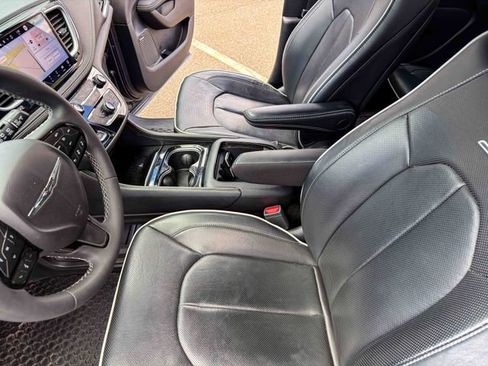 Used 2023 Chrysler Pacifica Limited w/ Uconnect Theater Family Group FWD image 22