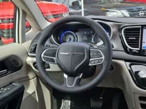 Used 2024 Chrysler Pacifica Touring-L FWD image 28