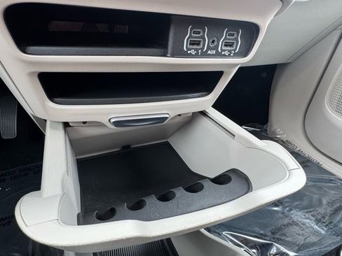 Used 2023 Chrysler Voyager LX image 16