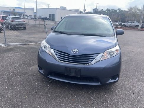Used 2015 Toyota Sienna LE image 2