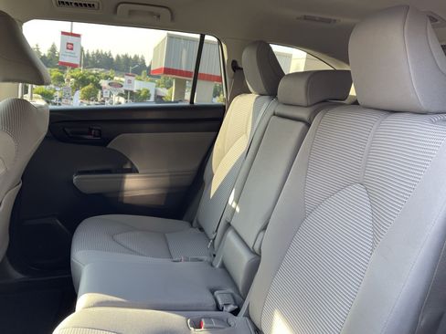 Used 2022 Toyota Highlander LE AWD/4WD image 13