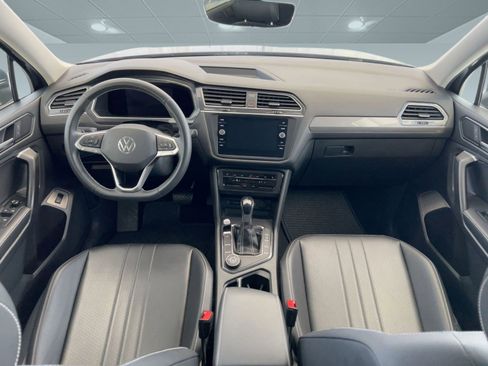 Used 2022 Volkswagen Tiguan SE w/ Panoramic Sunroof Package image 17