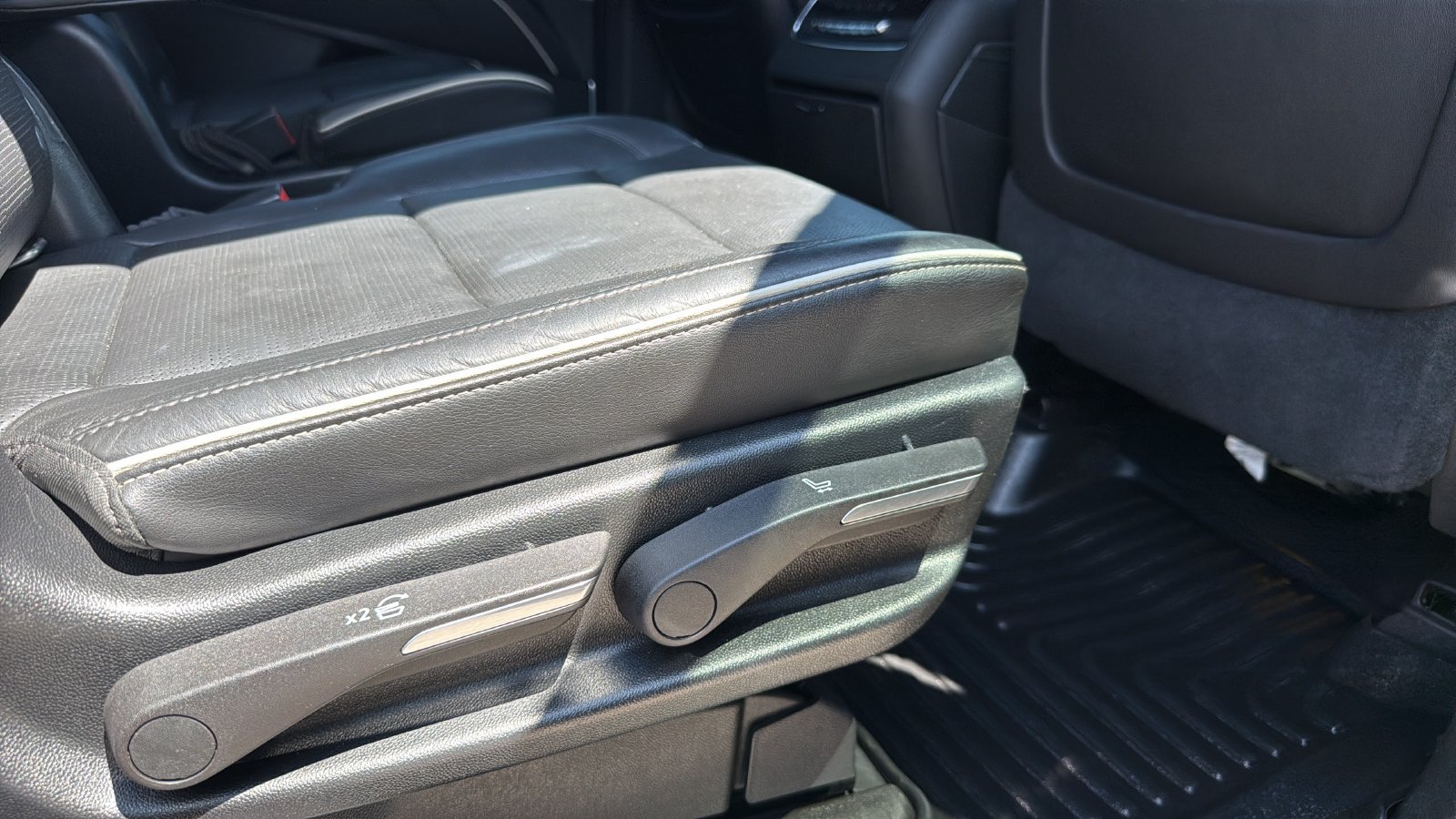 Used 2021 Cadillac Escalade Premium Luxury RWD image 26