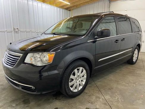 Used 2014 Chrysler Town & Country Touring image 3