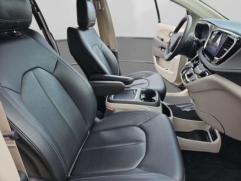 Used 2024 Chrysler Pacifica Limited FWD image 12