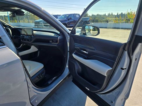 Certified 2025 Toyota Grand Highlander AWD Hybrid image 10