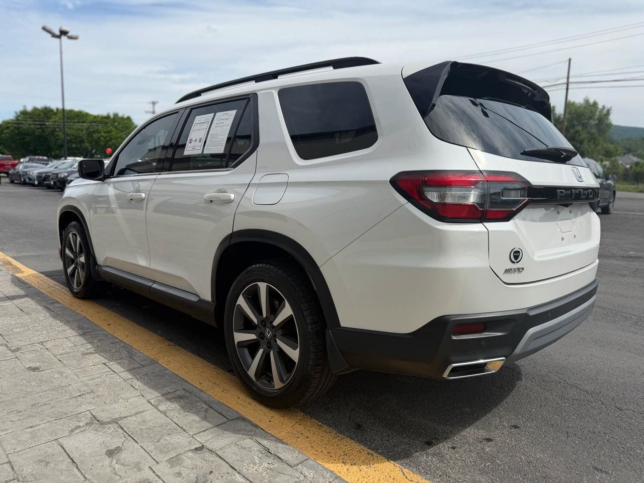 Used 2023 Honda Pilot Touring image 6