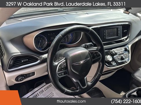 Used 2017 Chrysler Pacifica Touring-L image 16