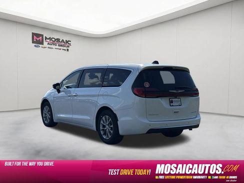 Used 2026 Chrysler Pacifica Limited FWD image 5