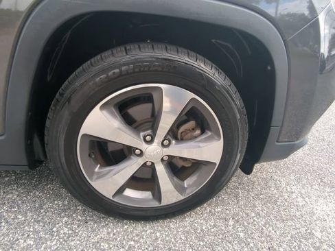 Used 2019 Jeep Cherokee Limited FWD image 12