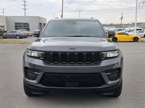 Used 2025 Jeep Grand Cherokee Altitude image 13