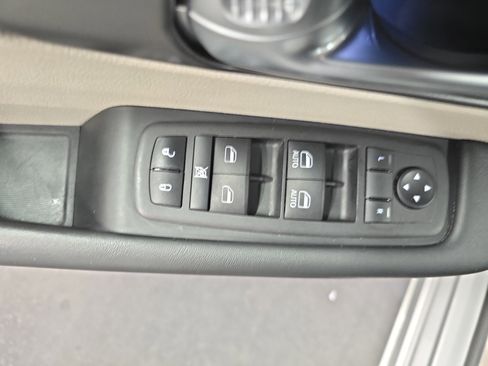 Used 2024 Chrysler Pacifica Touring-L image 24