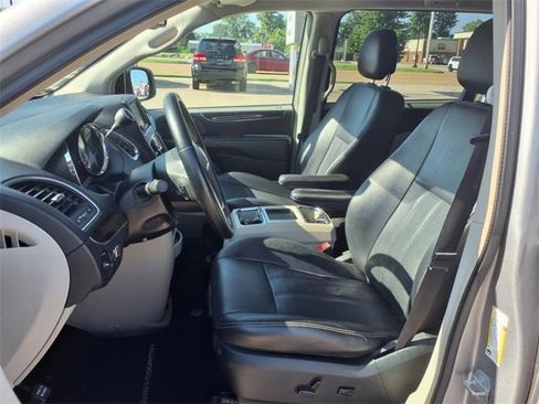 Used 2015 Chrysler Town & Country Touring-L w/ Driver Convenience Group image 19
