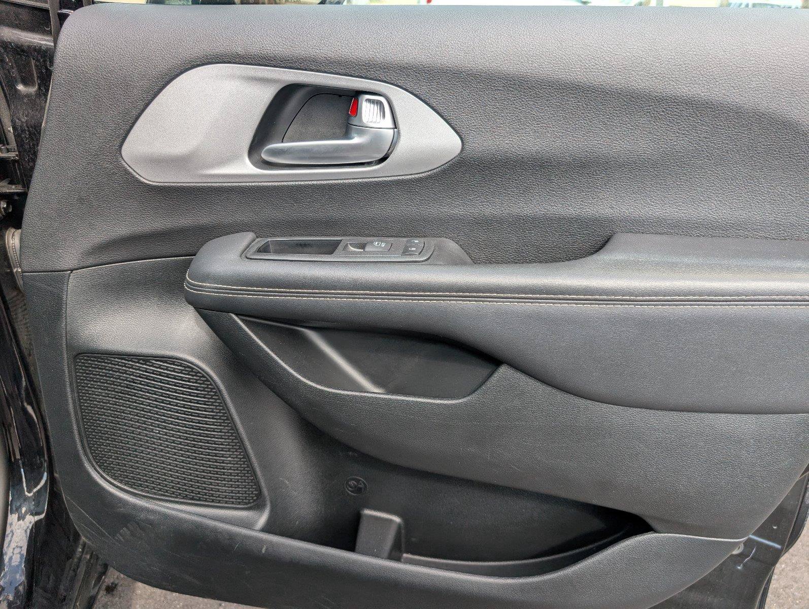 Used 2025 Chrysler Pacifica Limited FWD image 39