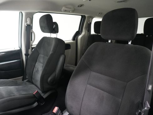 Used 2018 Dodge Grand Caravan SE w/ UConnect Hands-Free Group image 10
