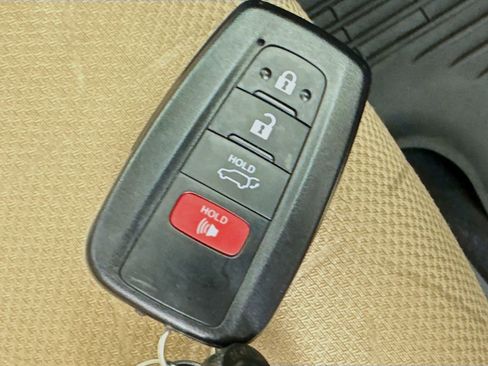 Used 2025 Toyota RAV4 XLE AWD/4WD image 37