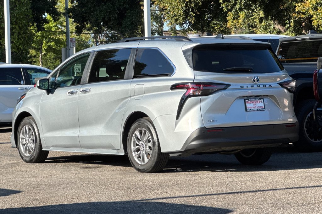 Certified 2025 Toyota Sienna XLE FWD image 5