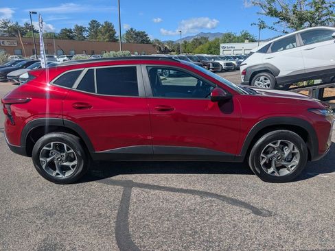 Used 2025 Chevrolet Trax LT FWD image 6