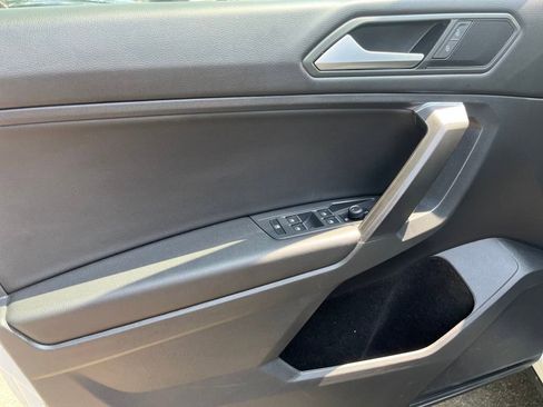 Used 2021 Volkswagen Tiguan SE image 8