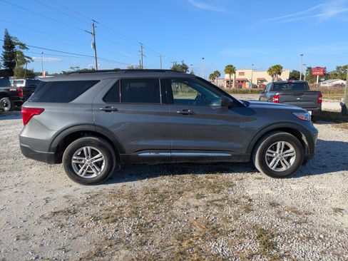 Certified 2022 Ford Explorer XLT image 3