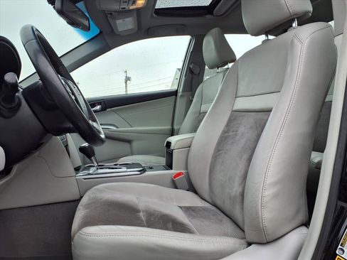 Used 2014 Toyota Camry Hybrid image 6