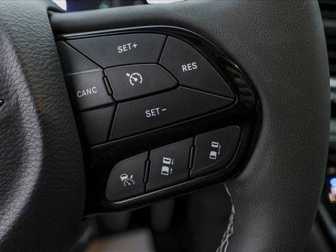 Used 2024 Chrysler Pacifica Premium image 16