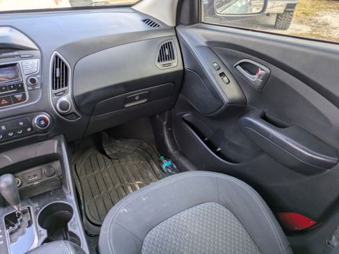 Used 2011 Hyundai Tucson GL image 15