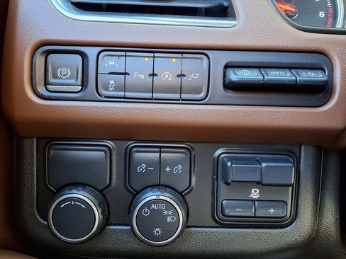 Used 2021 Chevrolet Suburban High Country w/ Premium Package image 28