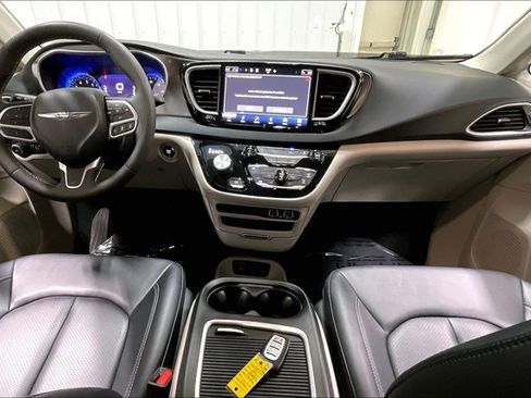Used 2024 Chrysler Pacifica Touring-L FWD image 15