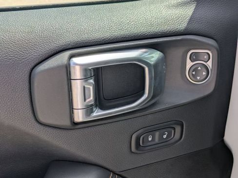 Used 2025 Jeep Wrangler Unlimited Sahara AWD/4WD image 13