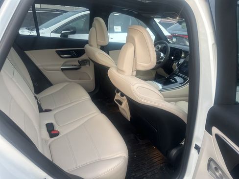 Used 2025 Mercedes-Benz GLC 300 4MATIC image 27